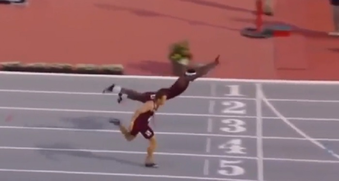 YOUTUBE La trovata geniale dell'atleta per vincere la corsa ad ostacoli VIDEO