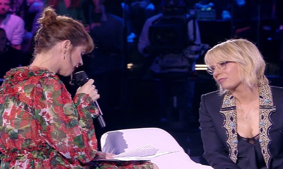 Amici, Alessandra Amoroso legge una lettera e Maria De Filippi si commuove
