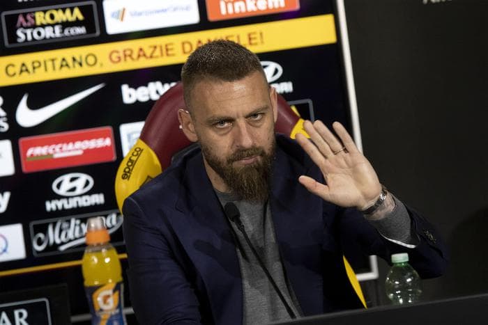 De Rossi ai tifosi: "Se me lo chiedete voi non indosserò altre maglie". E Ranieri attacca "testa grigia" Baldini