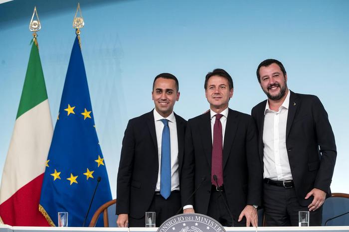Italia, manicomio governo Lega-M5s: economia a picco e si parla di Siri, rom...