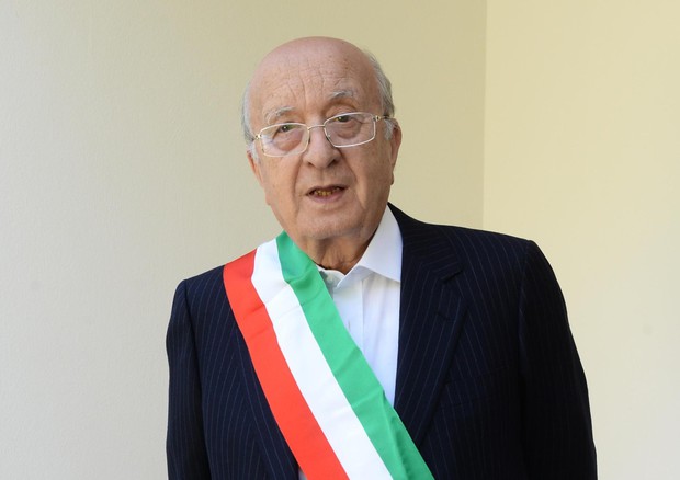 “Nusco (Avellino), Ciriaco De Mita confermato sindaco. A 91 anni” è bloccato Nusco (Avellino), Ciriaco De Mita confermato sindaco. A 91 anni