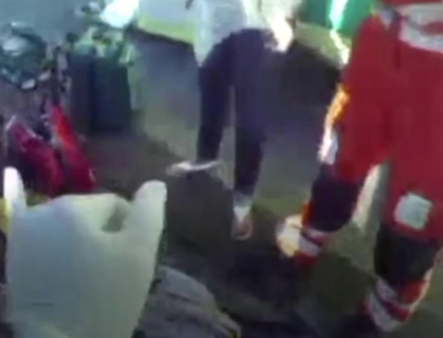 Gran Bretagna, uomo accoltellato viene operato a cuore aperto in strada