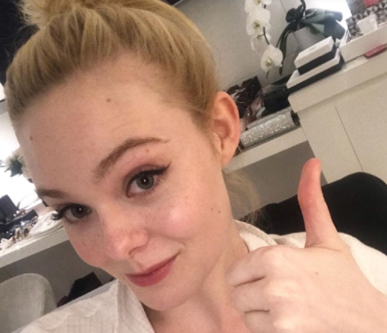 Elle Fanning, l'attrice ha un malore a Cannes per colpa del vestito troppo stretto (foto Instagram)