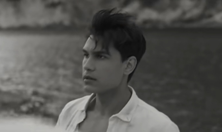 Elvis Esposito in una scena di "Guagliò", il primo video della sequenza "Capri Rendez-Vous".