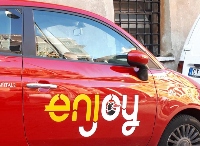 Roma, sei auto Enjoy bruciate in pochi giorni. Terrorismo anarchico contro l'Eni?