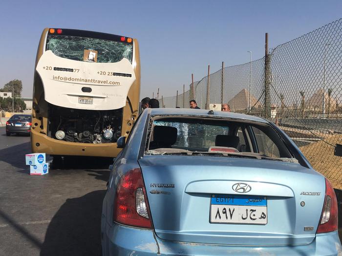 Il Cairo, esplode ordigno vicino a bus turistico: 16 feriti 2