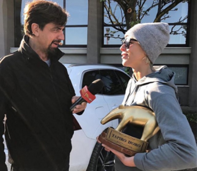 Striscia la Notizia, Valerio Staffelli e il Tapiro d'Oro a Federica Pellegrini