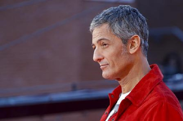 Fiorello è caduto in bici a Roma? Su Twitter: "Ho una costola incrinata. Colpa delle buche" (foto Ansa)