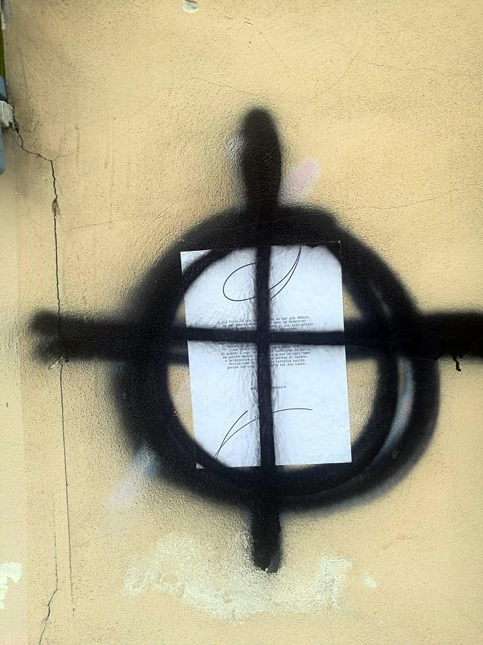 Fiumicino, svastiche ricoprono i fogli con i sonetti dei poeti...che coprivano svastiche