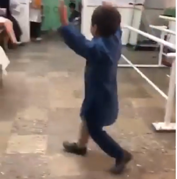 Afghanistan, il piccolo Ahmad balla con la sua gamba artificiale