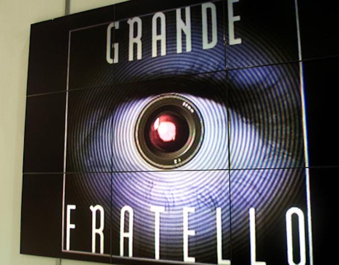 Grande Fratello, Guendalina Canessa si dichiara a Gianmarco Onestini. Lui reagisce così