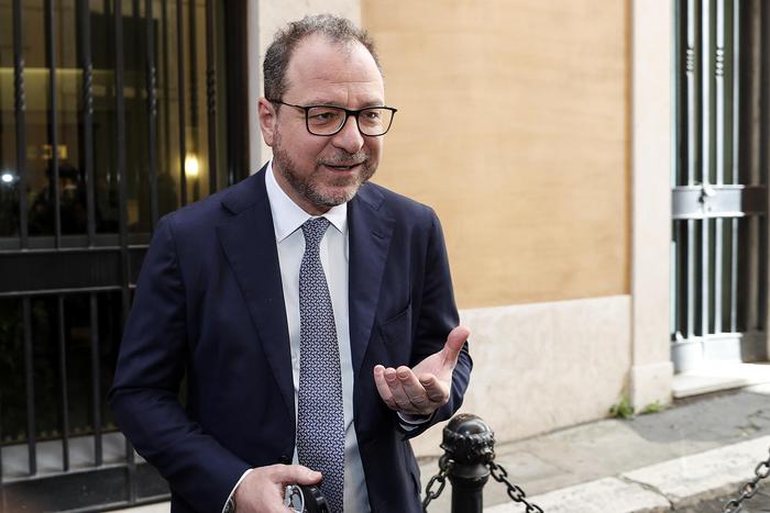 Giorgio Mulè (Forza Italia): "Berlusconi voleva uscire dall'ospedale. L'hanno tenuto fisicamente..."