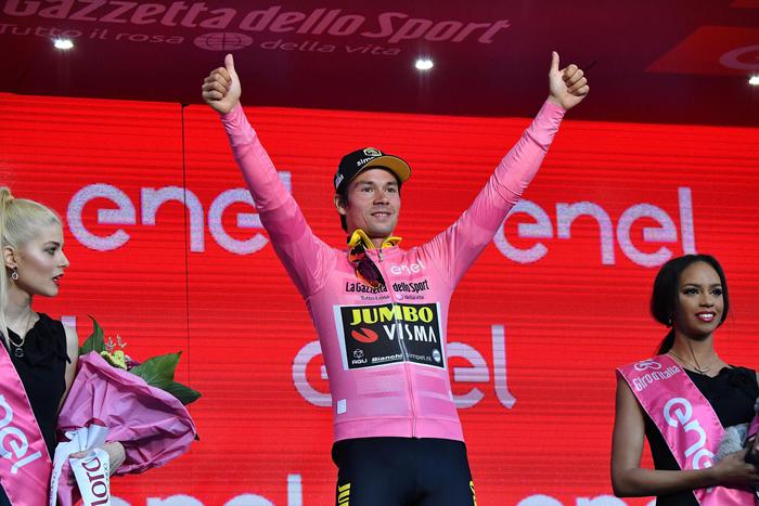 Giro d'Italia: Viviani declassato, Gaviria vince la terza tappa. Roglic mantiene maglia rosa