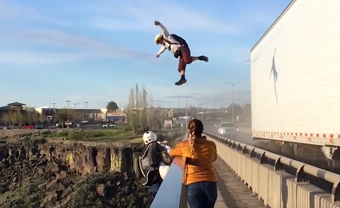 base jumper saltano fiume