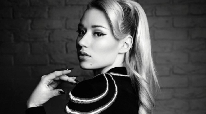 Iggy Azalea, le sue foto private per GQ finiscono online. Lei cancella tutti i social: "Mi sento violata"