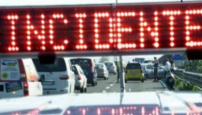 Sicilia, auto giù dal cavalcavia della A19 finisce in acqua. Un morto e un ferito grave