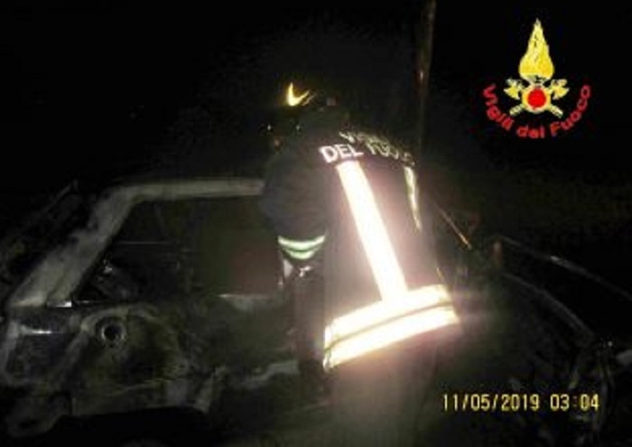 Corridonia (Macerata): auto contro pino va a fuoco, Massimo muore carbonizzato