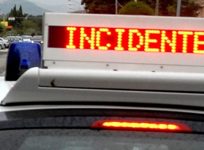 Bari, schianto taxi-Tir sulla Statale 96: 3 morti