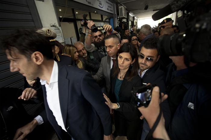 casal bruciato raggi insultata