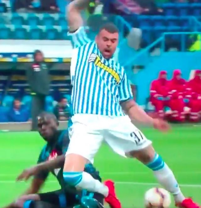 Koulibaly-Petagna, per arbitro non è rigore ma sui social protestano: "A cosa serve la var?"