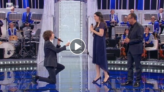 La Corrida: Davide Cotevino e Flora Martra cantano Hallelujah di Jeff Buckley. Poi lui si inginocchia e...