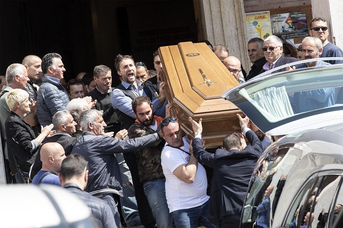 Monterotondo, folla e applausi ai funerali di Lorenzo Sciacquatori. "Sei un grande". Deborah assente 04