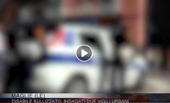 Maglie (Lecce): vigili (in divisa) deridono disabile. Incastrati dal VIDEO, ora rischiano il posto