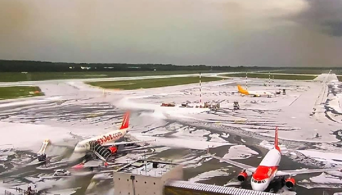 Maltempo Milano, nubifragio e grandine. Ghiacciata la pista di Malpensa: voli bloccati per un'ora FOTO-VIDEO 01
