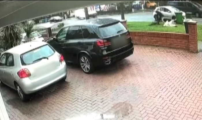 Manchester, ladro in bicicletta getta a terra anziana e tenta di rapinarla