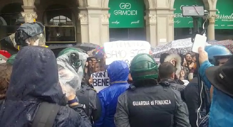 Salvini a Milano, i cartelli e i cori dei manifestanti anti-sovranisti in piazza Duomo VIDEO