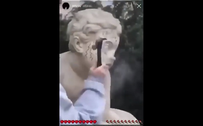 Julia Slonska, modella polacca distrugge statua storica