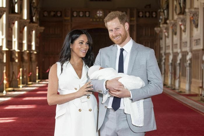 Royal baby, Meghan Markle e Harry lo presenta in pubblico. Lei: "Ho i due ragazzi migliori del mondo"