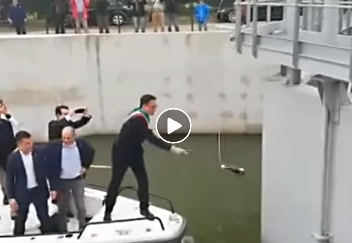Michele Conti (sindaco di Pisa) come la Contessa Serbelloni Mazzanti Vien Dal Mar VIDEO