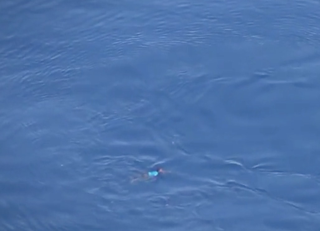 Migrante si butta in mare aperto pur di non essere riportato in Libia VIDEO