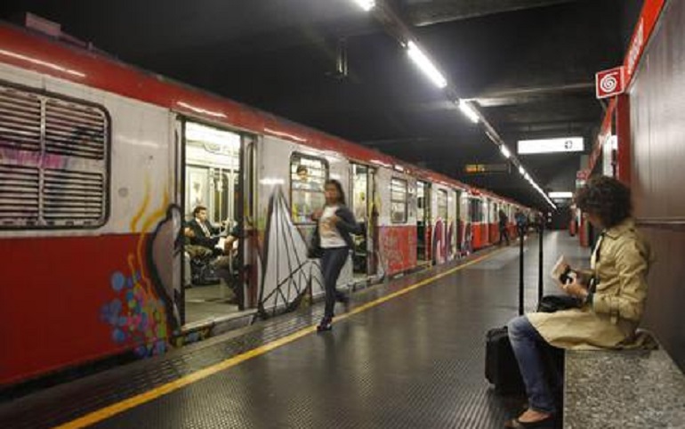 Milano, blocca i treni della metro: "Vengo da Krypton". 29enne accompagnato in ospedale (foto d'archivio Ansa)