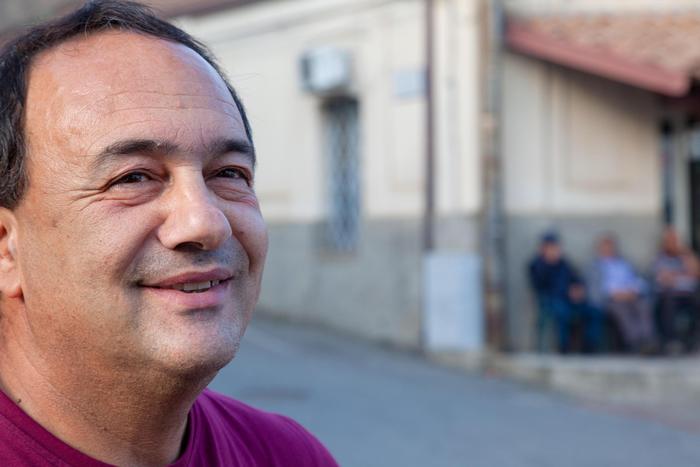 Mimmo Lucano, permesso per tornare a Riace: il sindaco sospeso può solo tenere il comizio e votare
