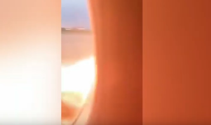Mosca, l'aereo che prende fuoco. Il video girato all'interno da un passeggero