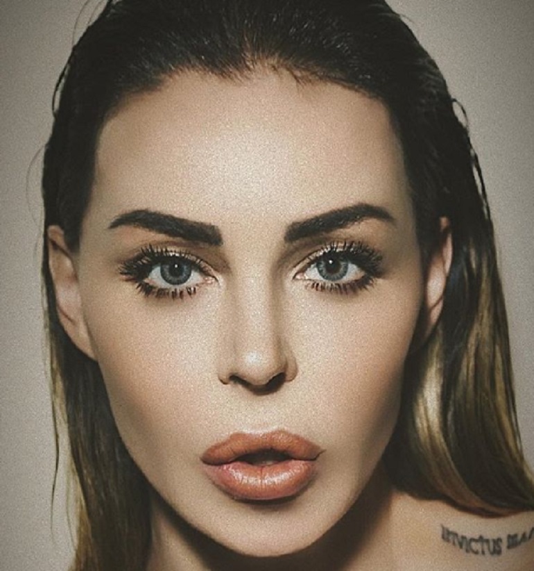 Vittorio Sgarbi ha deciso di puntare sui quadri di... Nina Moric (foto Instagram)