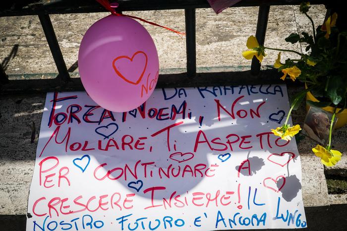 Noemi, lieve miglioramento ma resta sedata. Napoli unita nella solidarietà: messaggi, striscioni, rosari