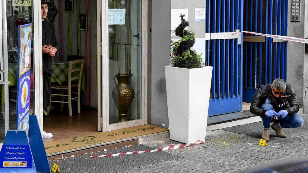 Napoli, Noemi ancora grave. I medici: "Ha una ferita da guerra"