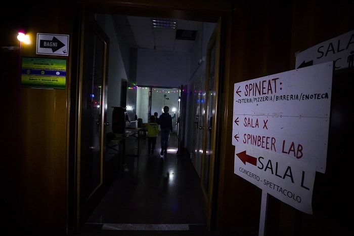 Roma: elemosiniere del Papa Krajewski riattiva corrente a palazzo occupato. Si è calato in un tombino