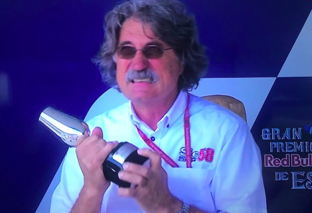 "Team Sic", doppietta storica a Jerez. Paolo Simoncelli bacia gigantografia del figlio Marco