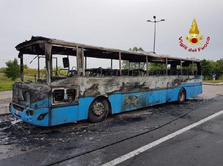 Pinerolo, bus pieno di studenti prende fuoco. Autista fa scendere tutti in tempo (foto d'archivio Ansa)
