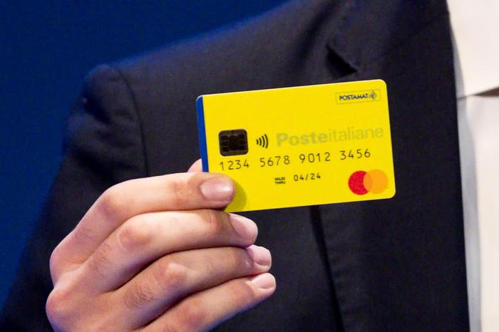 Reddito di cittadinanza: cosa non si può comprare con la card. Armi, pellicce, shopping online...