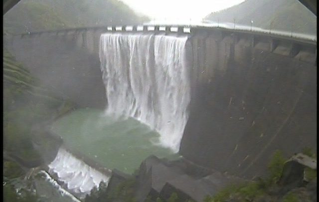 Maltempo Romagna, tracima la diga di Ridracoli: la spettacolare cascata di 100 metri
