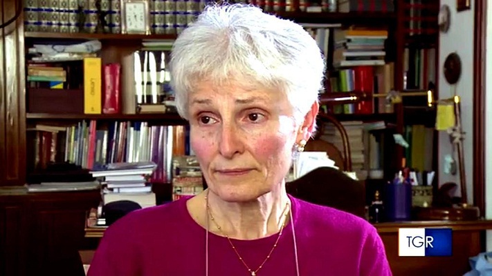 Teacher Pride, alle 11 tutti fermi per la prof Rosa Maria Dell'Aria. Si leggono artt. 21 e 33 della Costituzione