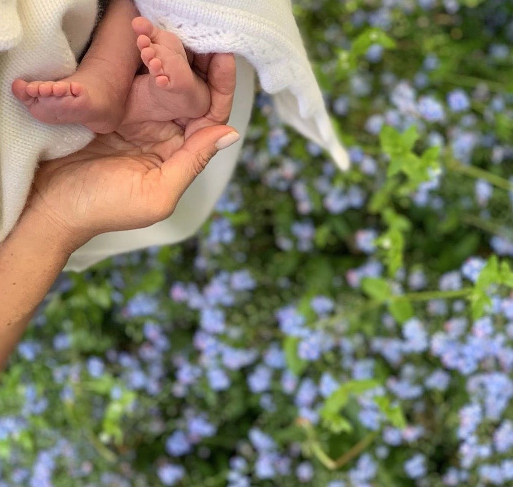 Meghan Markle e i piedini del royal baby: la foto per la festa della mamma da 2 milioni di like