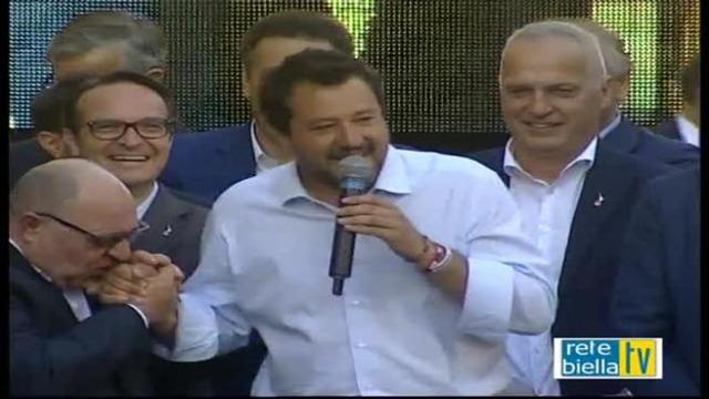 Salvini a Biella, il candidato Claudio Corradino si inginocchia e gli bacia la mano