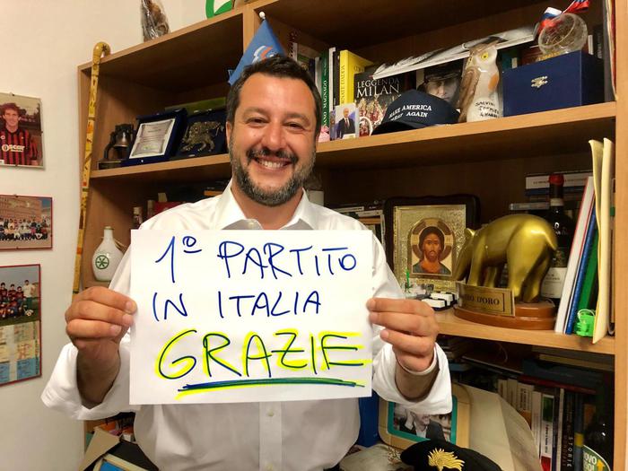 Salvini col crocifisso in tv e la statuetta di Alberto da Giussano dal balcone. Simbologia pop-sovranista