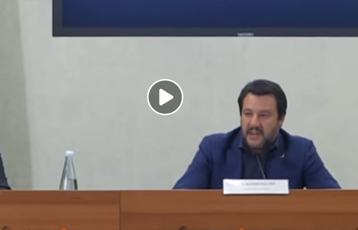 Salvini: "La Raggi indagata da anni è ancora al suo posto"2